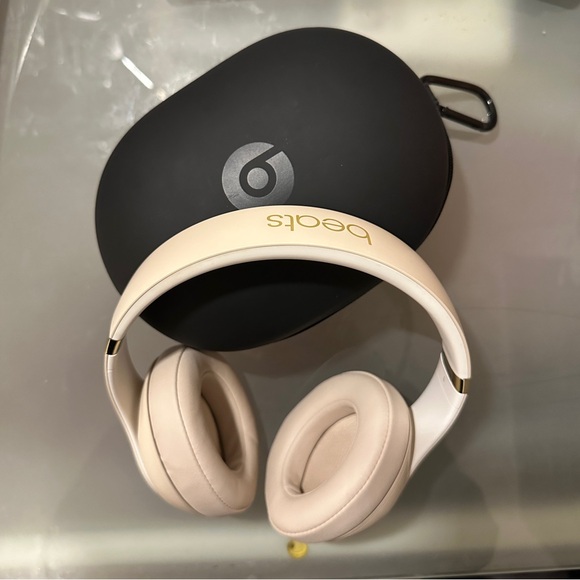 iPad Air 4th Generation 10.9” (64GB) + Apple Pencil (2nd) + Beats Studio 3 - Picture 4 of 4